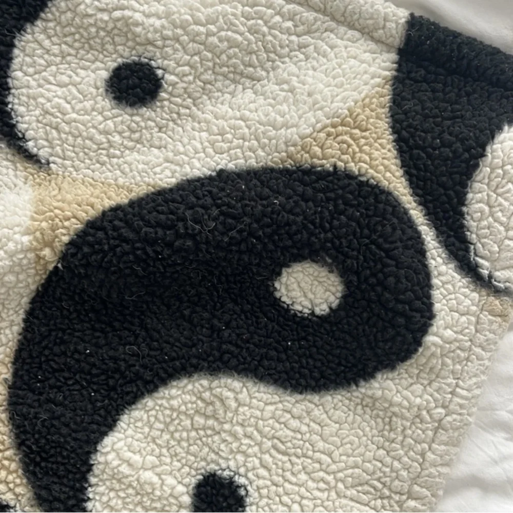 Urban Outfitters Yin Yang Fleece Throw Blanket - Picture 4 of 5